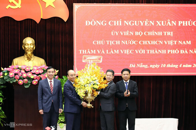 Lãnh đạo UBND TP Đà Nẵng tặng hoa chúc mừng tân Chủ tịch nước Nguyễn Xuân Phúc. Ảnh: Phú Đông.